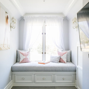 Foto de dormitorio principal, ecléctico, grande, sin chimenea, con suelo gris, paredes azules y suelo laminado