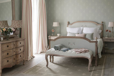 バッキンガムシャーにあるトラディショナルスタイルのおしゃれな寝室のレイアウト