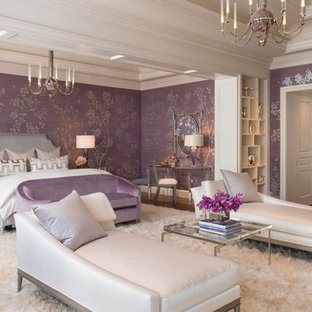 Imagen de dormitorio principal, mediterráneo, con paredes púrpuras y suelo de madera oscura