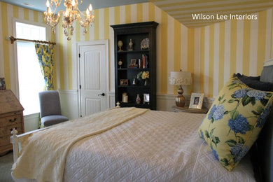 Bild på ett mellanstort lantligt gästrum, med gula väggar och heltäckningsmatta