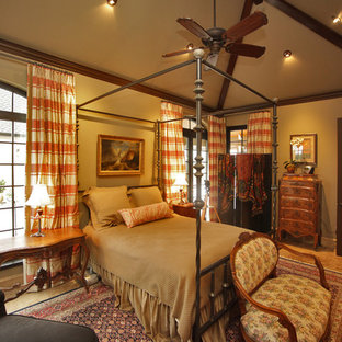 Imagen de dormitorio vintage, grande, sin chimenea, con paredes beige y suelo de pizarra