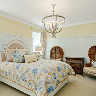 Idée de décoration pour une chambre d'amis avec boiseries.
