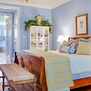 Diseño de dormitorio principal con paredes púrpuras