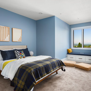 Foto de dormitorio tradicional renovado, extra grande, sin chimenea, con paredes azules y moqueta