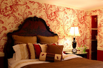 ボストンにある中くらいなトラディショナルスタイルのおしゃれな客用寝室 (赤い壁、淡色無垢フローリング) のインテリア