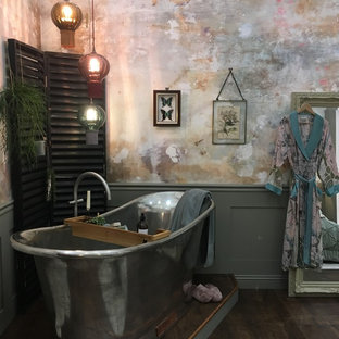 Imagen de dormitorio principal, clásico, de tamaño medio, con paredes multicolor, suelo vinílico y suelo marrón