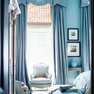 Foto de dormitorio principal, clásico, de tamaño medio, con paredes azules, suelo de madera oscura y suelo marrón