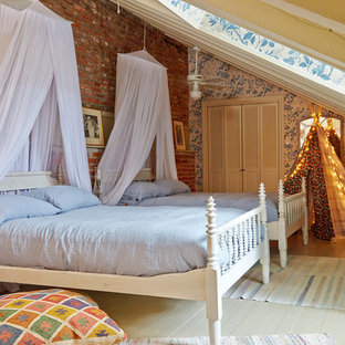 Modelo de dormitorio romántico con paredes multicolor y suelo de madera pintada