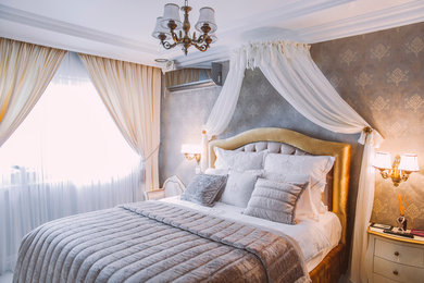 Imagen de dormitorio principal clásico de tamaño medio con paredes grises