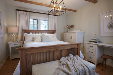 Modelo de habitación de invitados rústica de tamaño medio con paredes verdes y suelo de madera clara