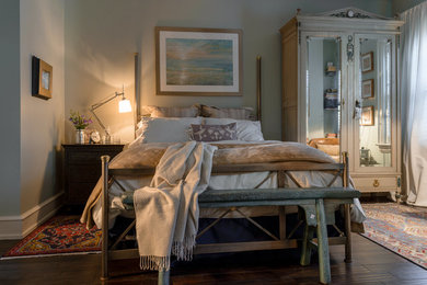 Cottage chic bedroom photo in Toronto