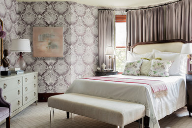 ボストンにある中くらいなトラディショナルスタイルのおしゃれな主寝室 (紫の壁、カーペット敷き、暖炉なし、グレーの床) のインテリア