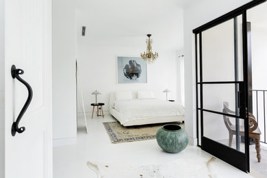 Foto de dormitorio principal mediterráneo grande con paredes blancas, suelo de madera clara y suelo blanco