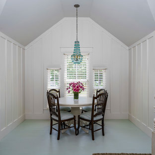 Foto de habitación de invitados clásica renovada, de tamaño medio, con paredes blancas y suelo de madera pintada