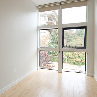 Foto de habitación de invitados minimalista, pequeña, sin chimenea, con paredes blancas y suelo amarillo