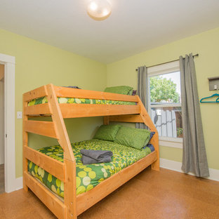 Diseño de habitación de invitados actual, de tamaño medio, sin chimenea, con paredes verdes y suelo de corcho