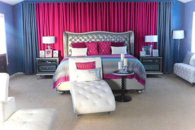 ワシントンD.C.にある広いコンテンポラリースタイルのおしゃれな主寝室 (青い壁、カーペット敷き、暖炉なし、ベージュの床)