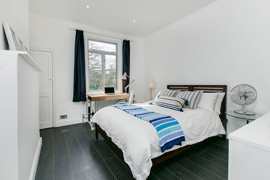 ロンドンにあるトランジショナルスタイルのおしゃれな寝室 (白い壁、濃色無垢フローリング) のレイアウト