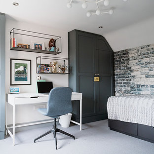Imagen de dormitorio tipo loft, contemporáneo, con paredes blancas, moqueta y suelo blanco