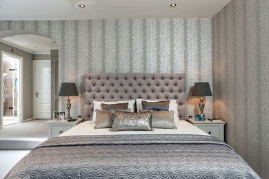Свежая идея для дизайна: большая хозяйская спальня в стиле модернизм с серыми стенами - отличное фото интерьера