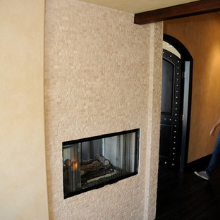 Idee per una camera matrimoniale chic di medie dimensioni con pareti gialle, parquet scuro, camino lineare Ribbon e cornice del camino in pietra