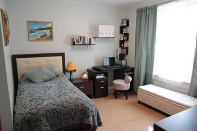 Пример оригинального дизайна: маленькая спальня в стиле модернизм с серыми стенами и полом из линолеума для на участке и в саду
