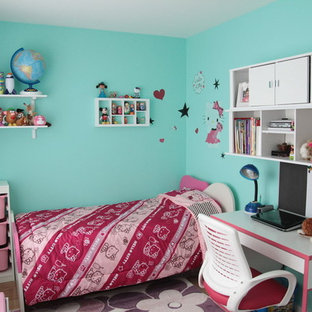Imagen de dormitorio moderno, pequeño, con paredes azules y moqueta