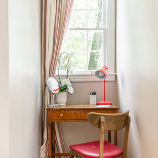 Modelo de habitación de invitados tradicional renovada, de tamaño medio, con paredes beige, suelo de madera en tonos medios y suelo naranja