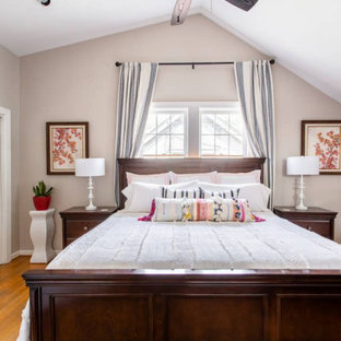Modelo de habitación de invitados clásica renovada, de tamaño medio, con paredes beige, suelo de madera en tonos medios y suelo naranja