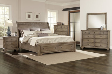 他の地域にある広いトランジショナルスタイルのおしゃれな主寝室 (濃色無垢フローリング、茶色い床、グレーの壁)