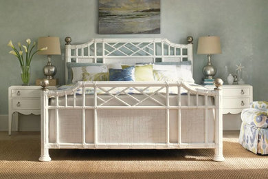 Modelo de dormitorio principal marinero con paredes azules, suelo de madera clara y suelo beige