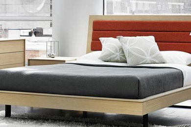 Modelo de dormitorio principal minimalista de tamaño medio sin chimenea con paredes blancas, suelo de cemento y suelo gris