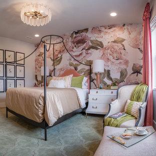 Ejemplo de habitación de invitados bohemia, grande, con paredes multicolor, moqueta y suelo verde