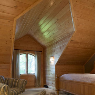 Imagen de dormitorio rural, grande, con paredes marrones