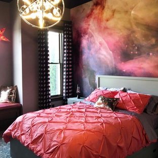 Imagen de dormitorio tradicional renovado, grande, con paredes púrpuras, moqueta y suelo gris