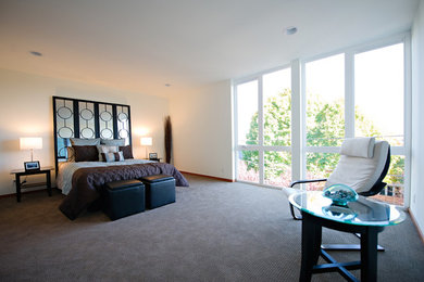 シアトルにある中くらいなおしゃれな主寝室 (白い壁、カーペット敷き、暖炉なし) のインテリア