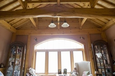 Foto de habitación de invitados grande sin chimenea con paredes beige y suelo de madera clara