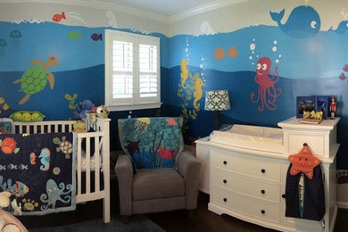 ワシントンD.C.にある中くらいなビーチスタイルのおしゃれな寝室 (青い壁、濃色無垢フローリング、暖炉なし) のレイアウト