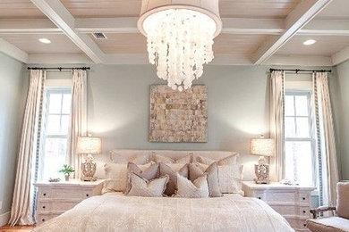 Diseño de dormitorio principal clásico renovado grande con paredes azules y suelo de madera en tonos medios