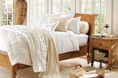 モントリオールにある中くらいなトラディショナルスタイルのおしゃれな客用寝室 (白い壁、磁器タイルの床、ベージュの床)