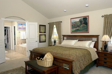 Foto de dormitorio principal clásico de tamaño medio con paredes beige, moqueta y suelo beige