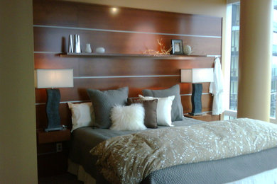 Ejemplo de dormitorio contemporáneo de tamaño medio sin chimenea con paredes beige