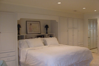 Modelo de dormitorio principal clásico grande con paredes blancas y moqueta