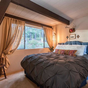 Foto de habitación de invitados vintage, pequeña, con paredes beige, moqueta y suelo amarillo
