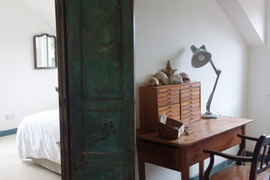 Foto de dormitorio bohemio pequeño con paredes blancas, suelo de madera pintada y suelo blanco