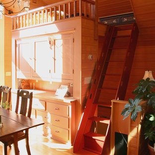 Imagen de dormitorio tipo loft, bohemio, pequeño, sin chimenea, con paredes marrones y suelo de madera clara