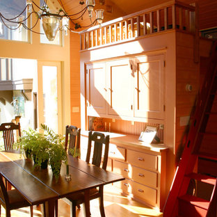 Diseño de dormitorio tipo loft, bohemio, pequeño, sin chimenea, con paredes marrones y suelo de madera clara