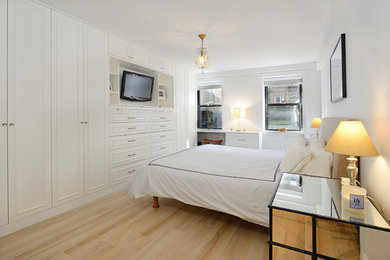 ニューヨークにあるトラディショナルスタイルのおしゃれな主寝室 (白い壁) のレイアウト