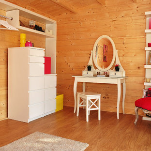 Modelo de habitación de invitados contemporánea, de tamaño medio, con suelo vinílico
