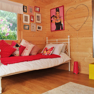 Imagen de habitación de invitados contemporánea, de tamaño medio, con suelo vinílico